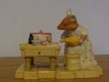 dbh-52-mrs-toadflax-decorates-cake-01